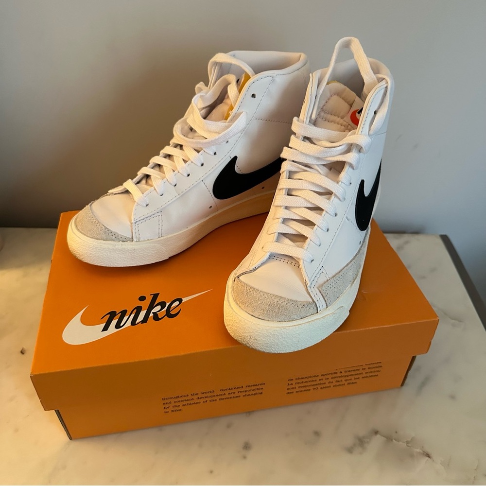 Nike Women’s Blazer Mid 77 Size 5.5
